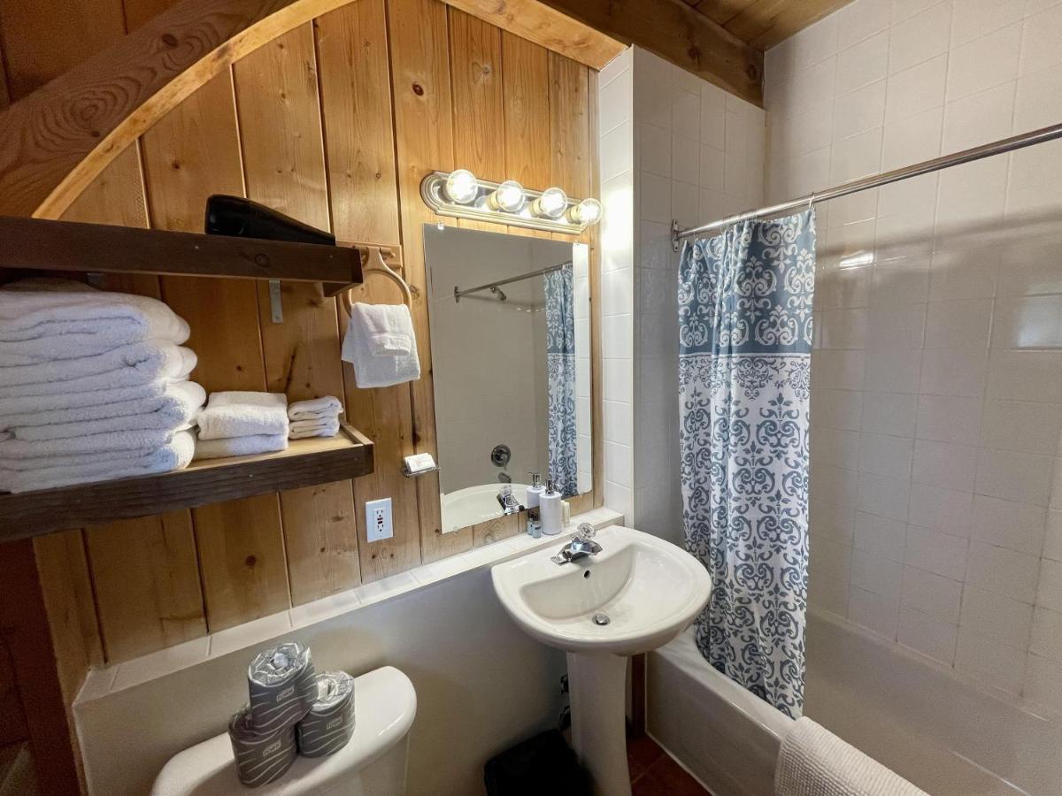 Waterfront Timber Frame Cottage! Ucluelet Exterior photo